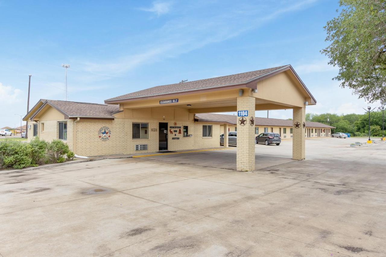 Freer Executive Inn And Studios Exterior photo