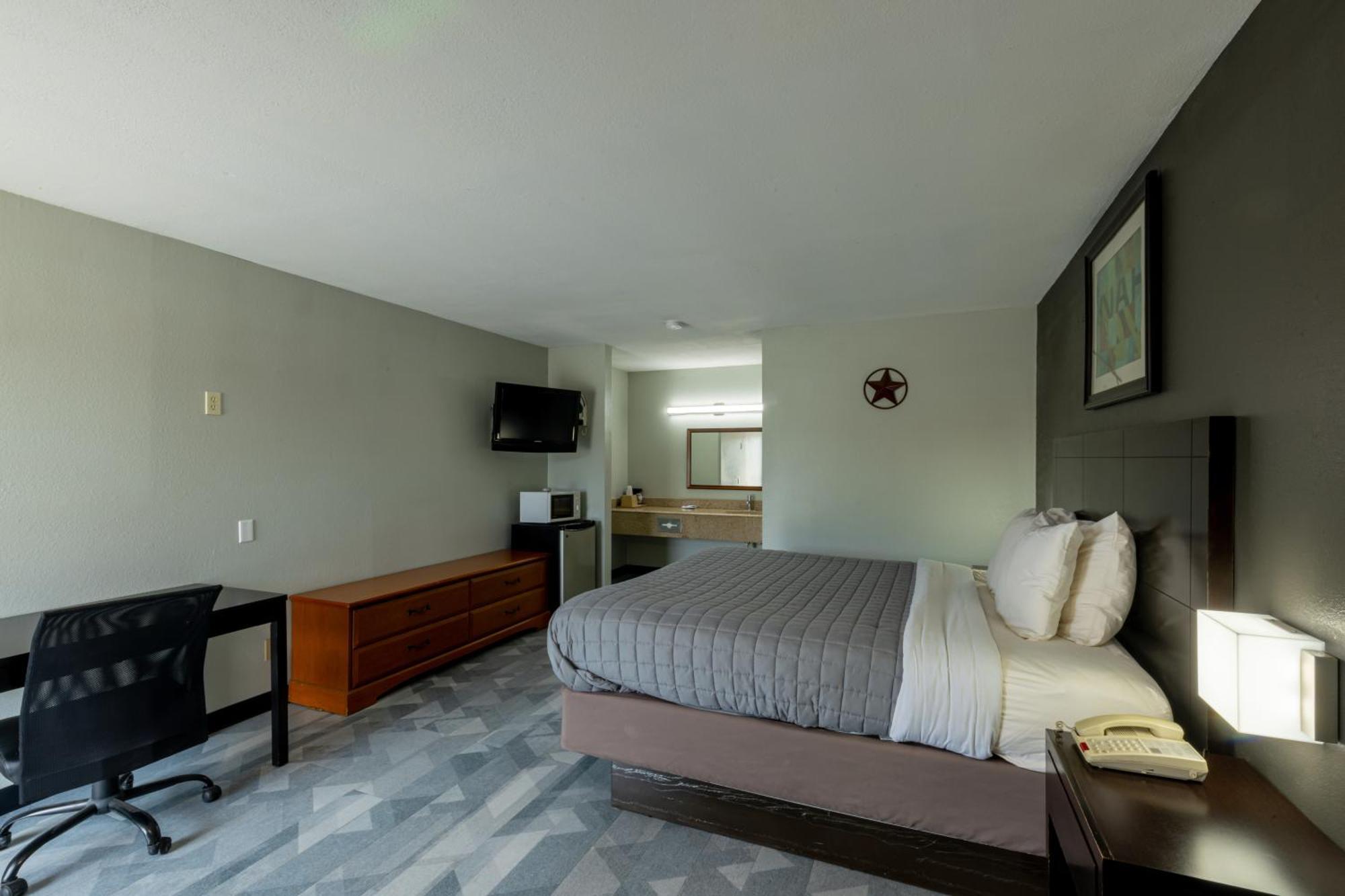 Freer Executive Inn And Studios Exterior photo