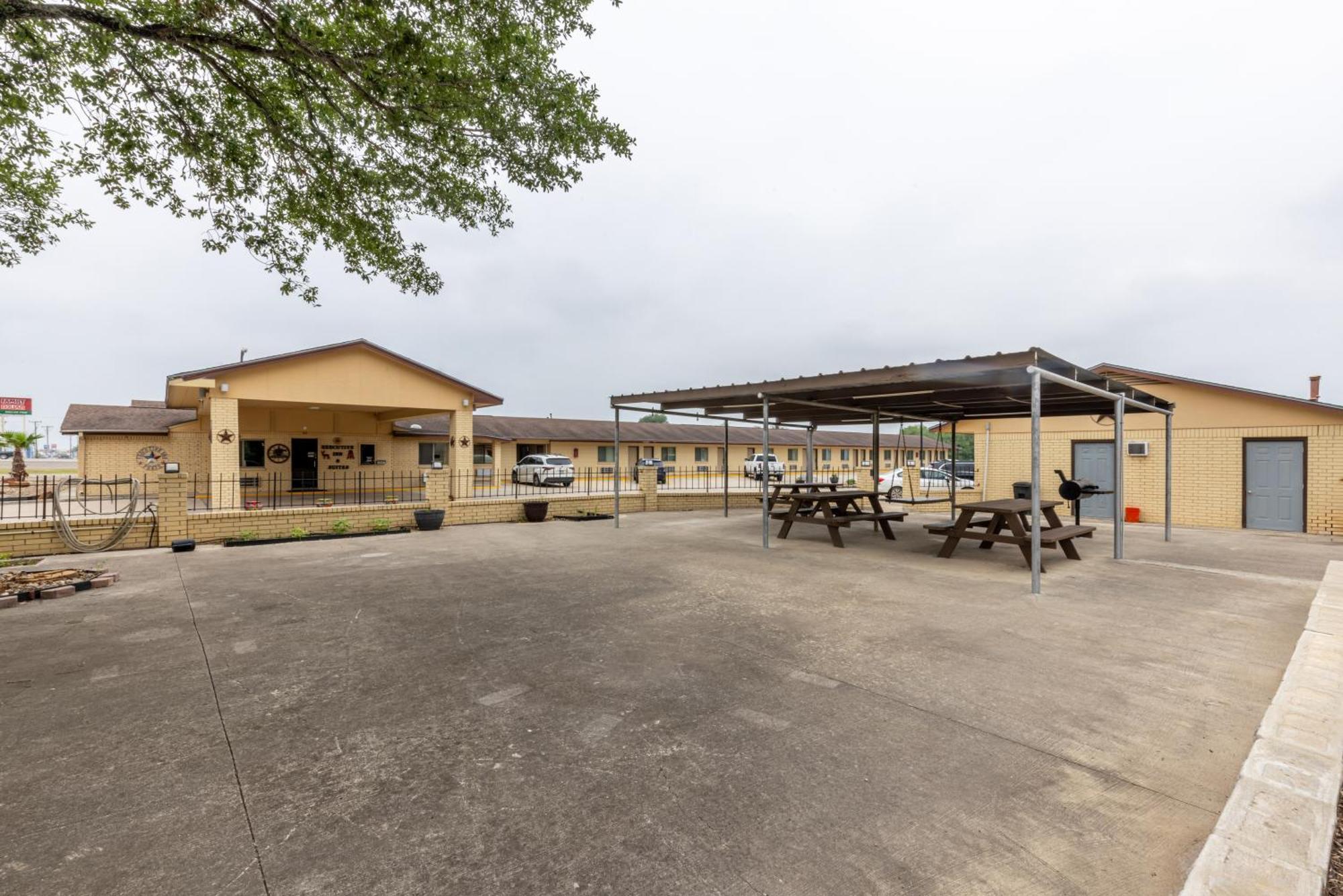 Freer Executive Inn And Studios Exterior photo