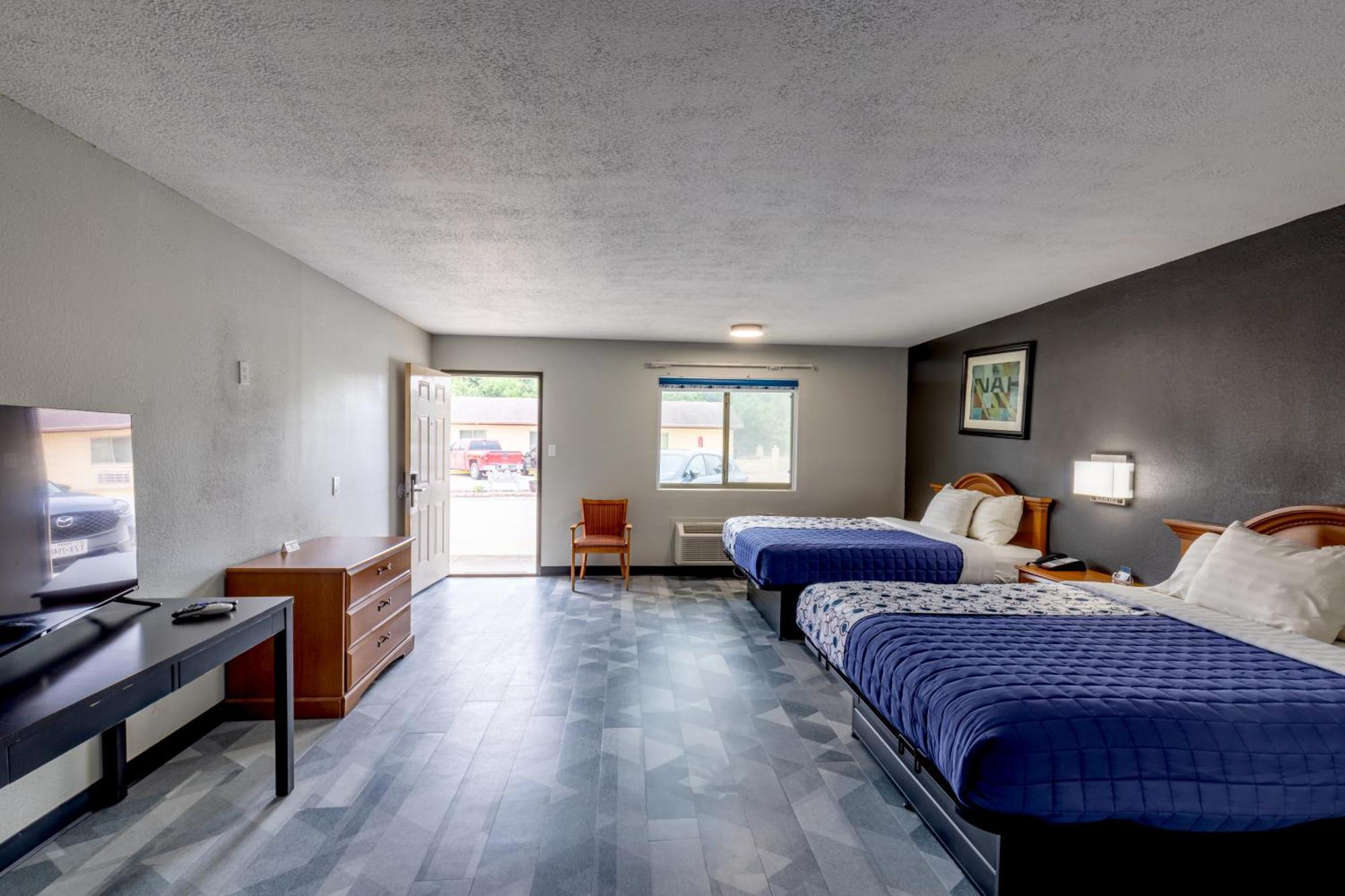 Freer Executive Inn And Studios Exterior photo