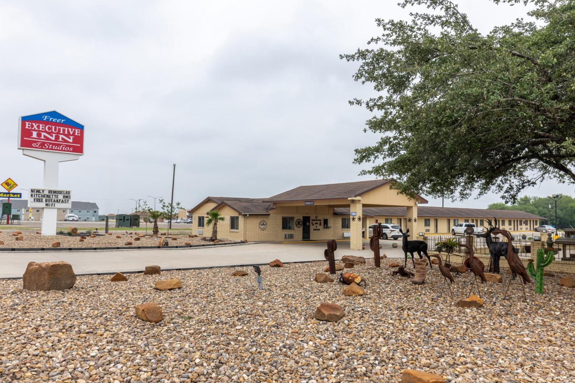 Freer Executive Inn And Studios Exterior photo