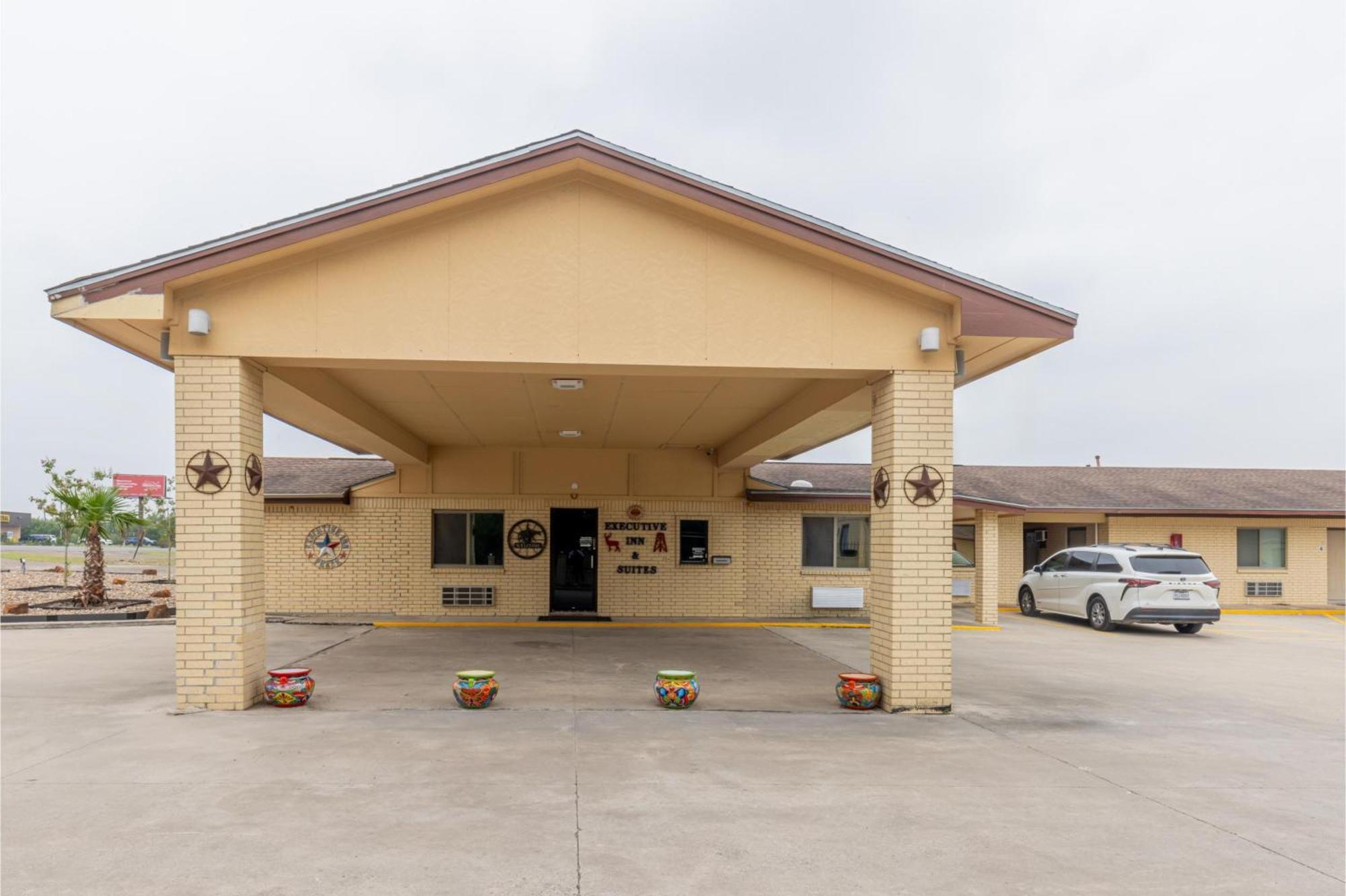 Freer Executive Inn And Studios Exterior photo