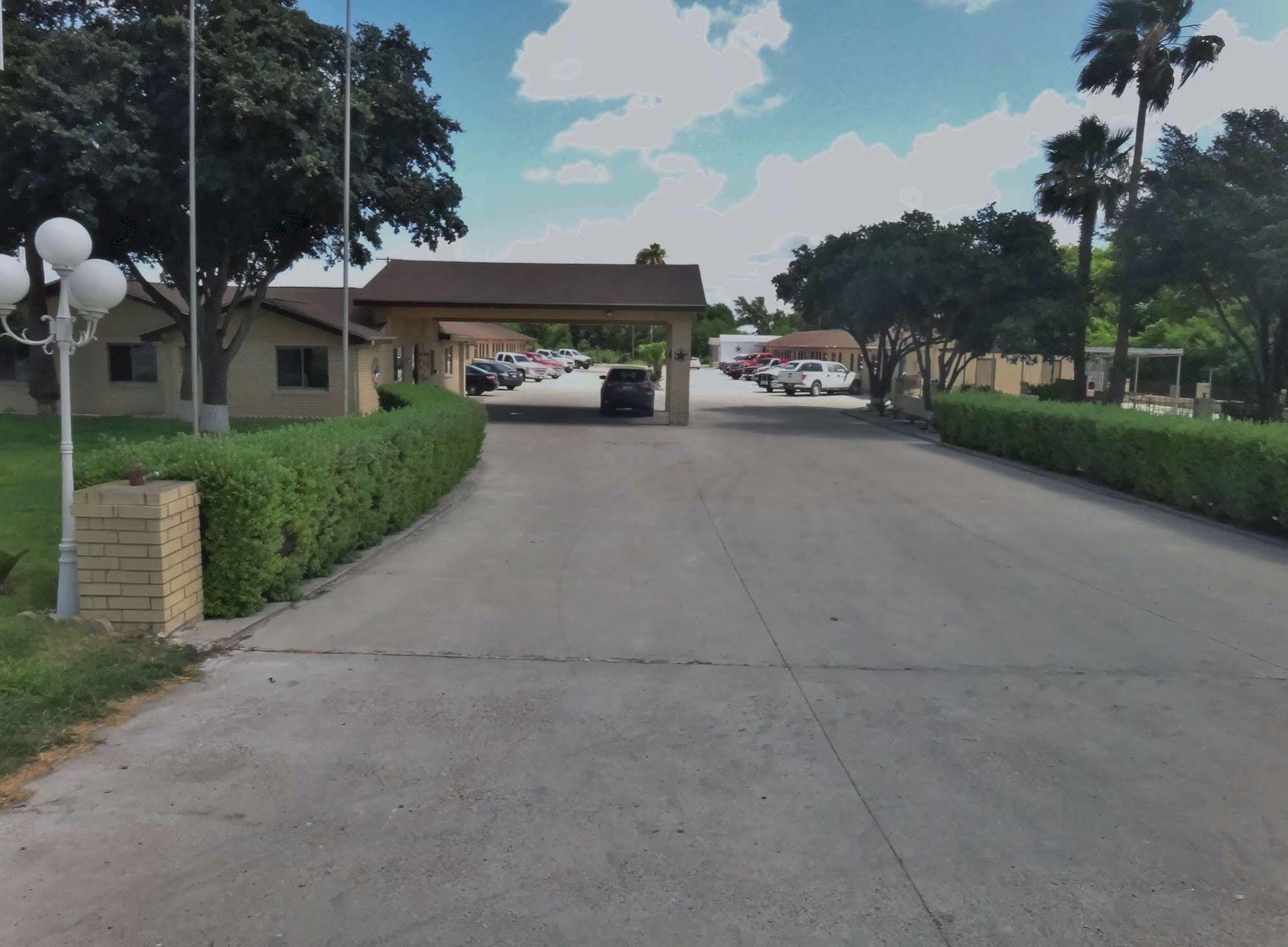 Freer Executive Inn And Studios Exterior photo