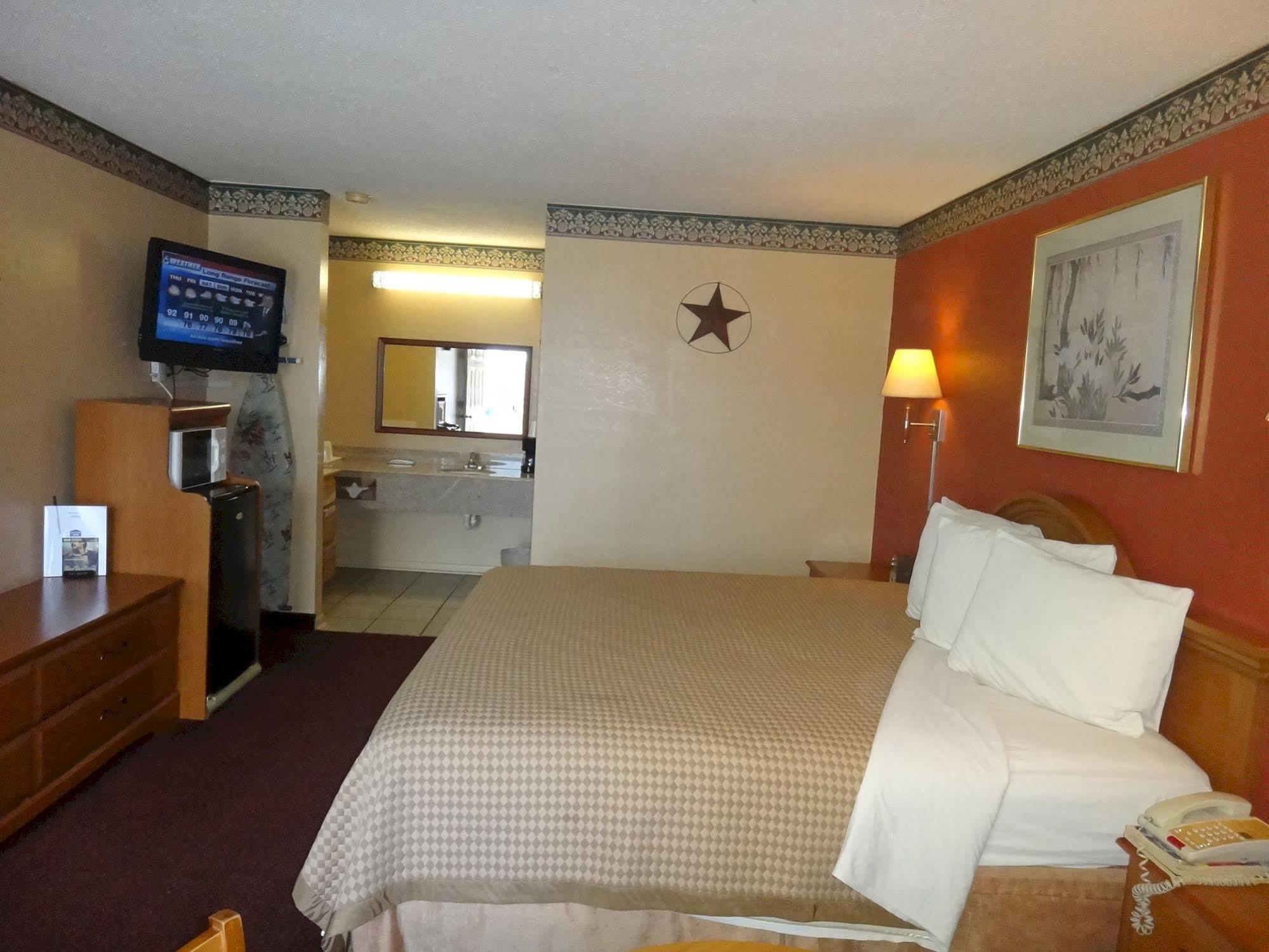 Freer Executive Inn And Studios Exterior photo