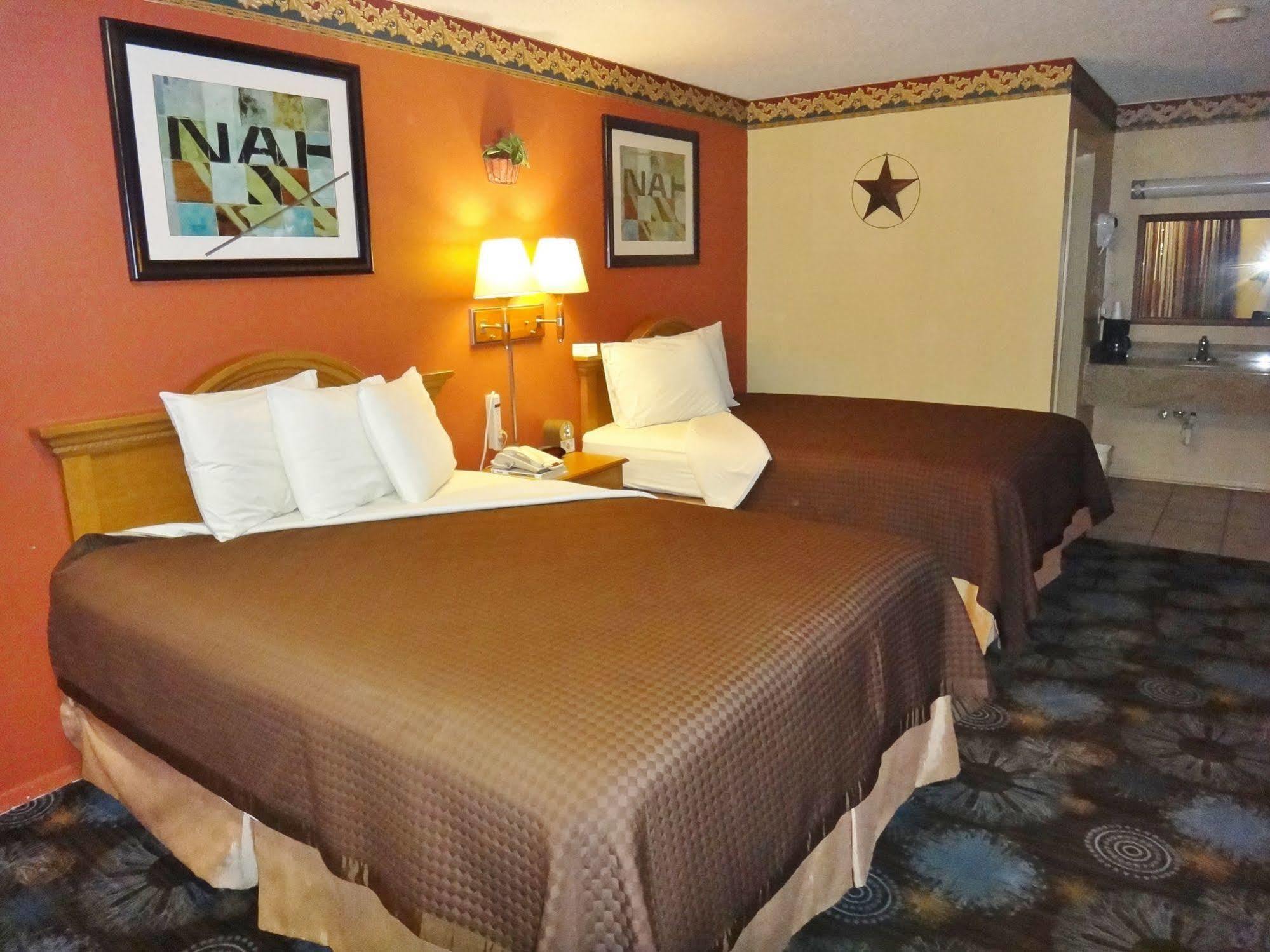 Freer Executive Inn And Studios Exterior photo