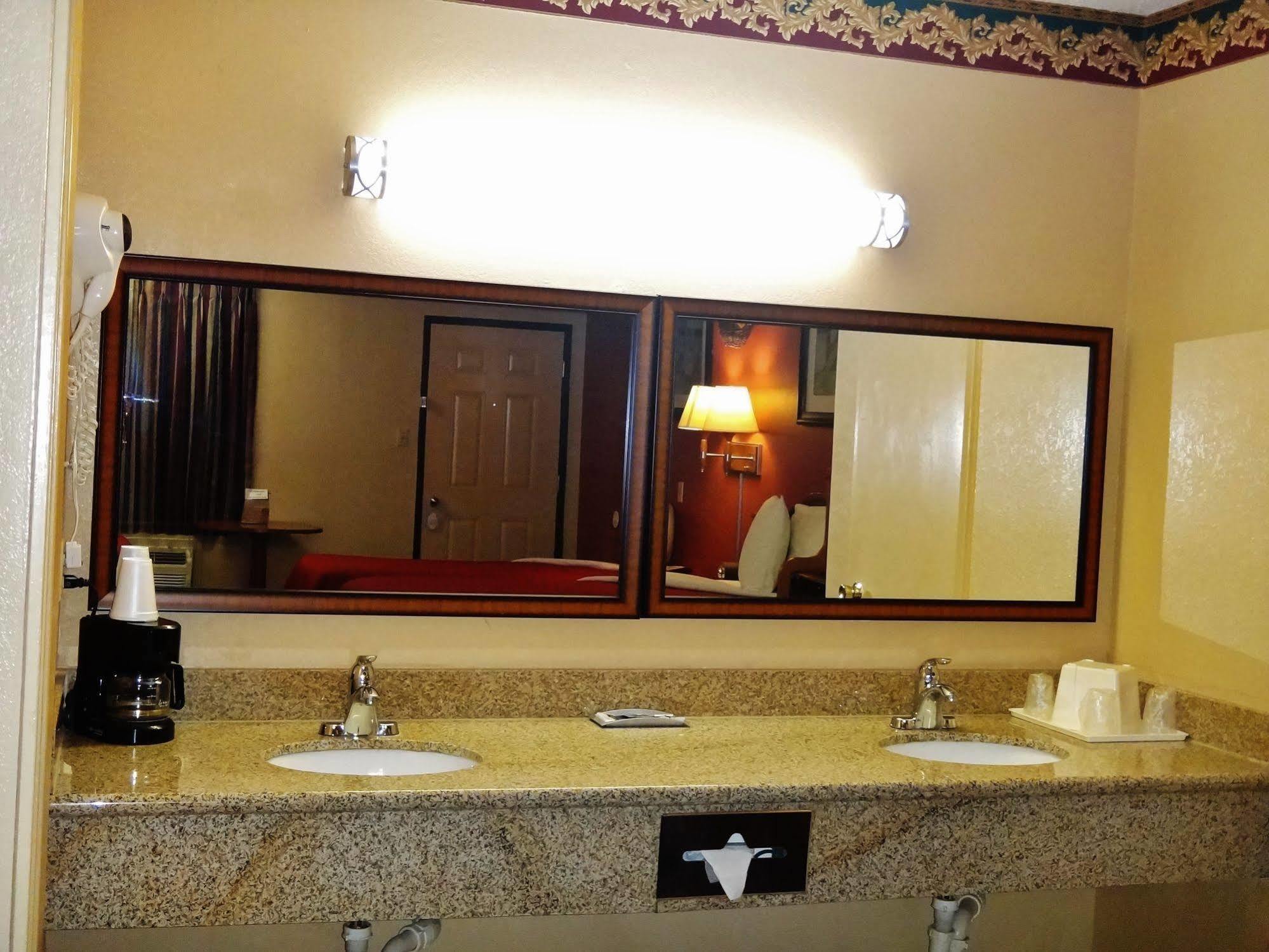 Freer Executive Inn And Studios Exterior photo