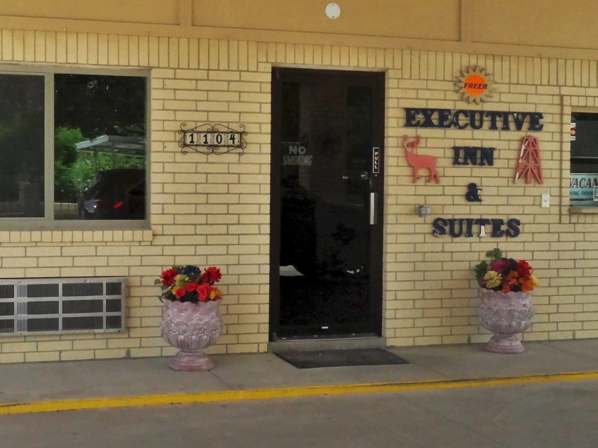 Freer Executive Inn And Studios Exterior photo