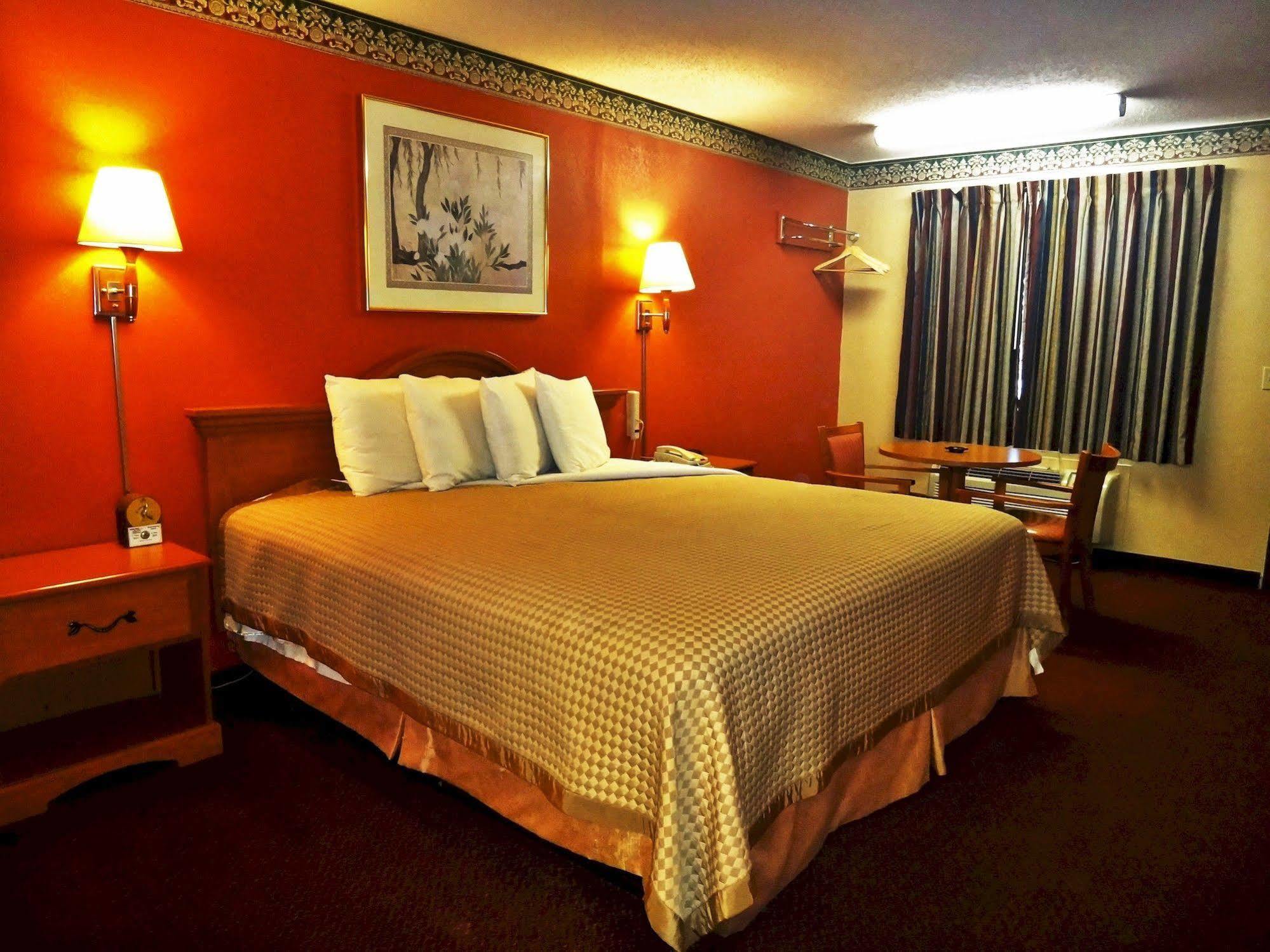 Freer Executive Inn And Studios Exterior photo